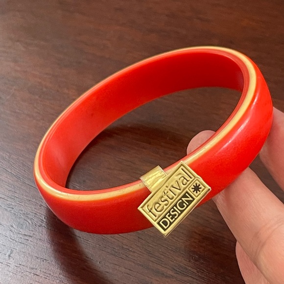 Vintage Jewelry - 1980s Festival Design red & yellow lucite bangle bracelet